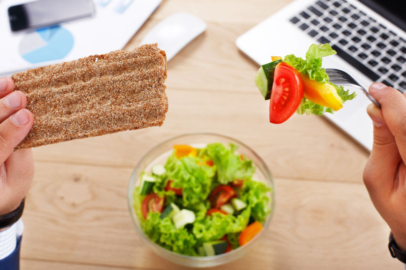 蔬菜沙拉配饼干工作场所的健康午餐