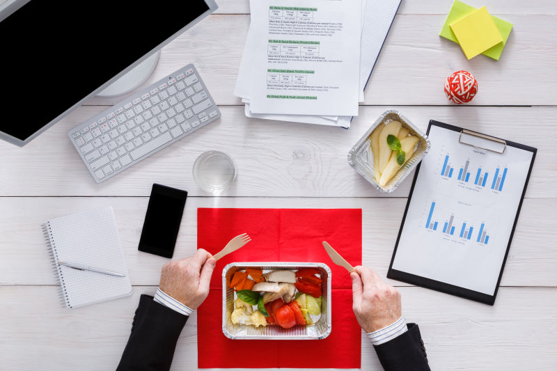 办公桌上商人的健康午餐