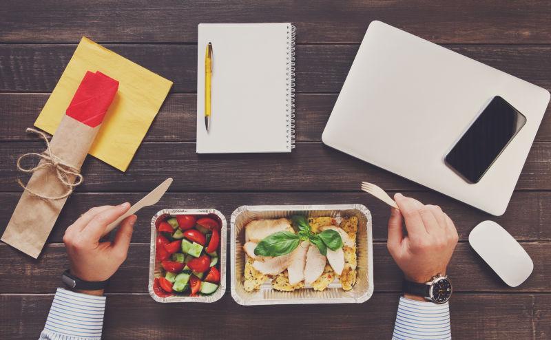 办工作上商人们的健康午餐