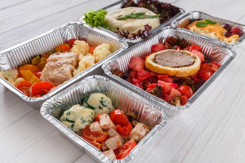 肉类新鲜沙拉和蒸蔬菜