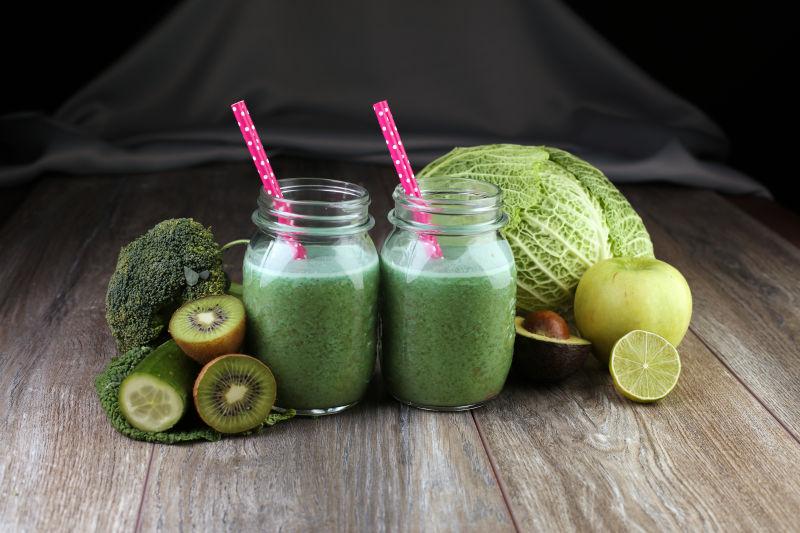 木制背景下的自制的绿色蔬菜水果冰沙