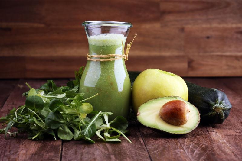 绿色蔬菜水果冰沙与苹果