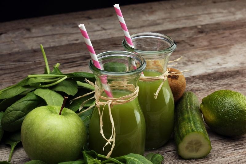 新鲜绿色的蔬菜水果制成的冰沙