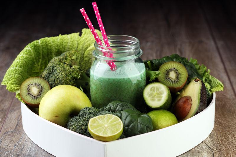 自制的健康的绿色冰沙和配料