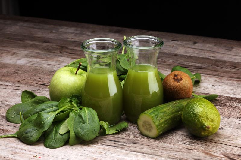 木制背景下的健康绿色冰沙和配料