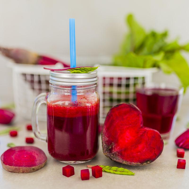 红色的蔬菜水果冰沙