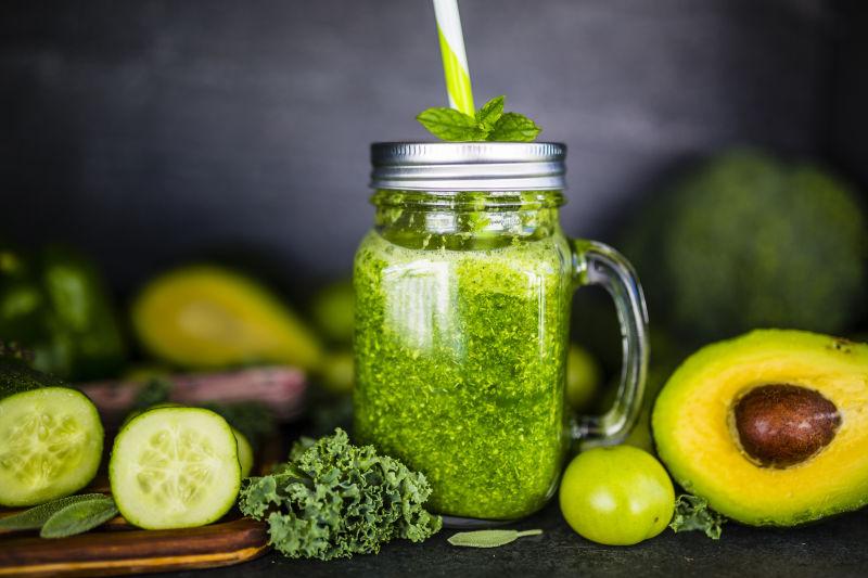 杯子里的绿色冰沙