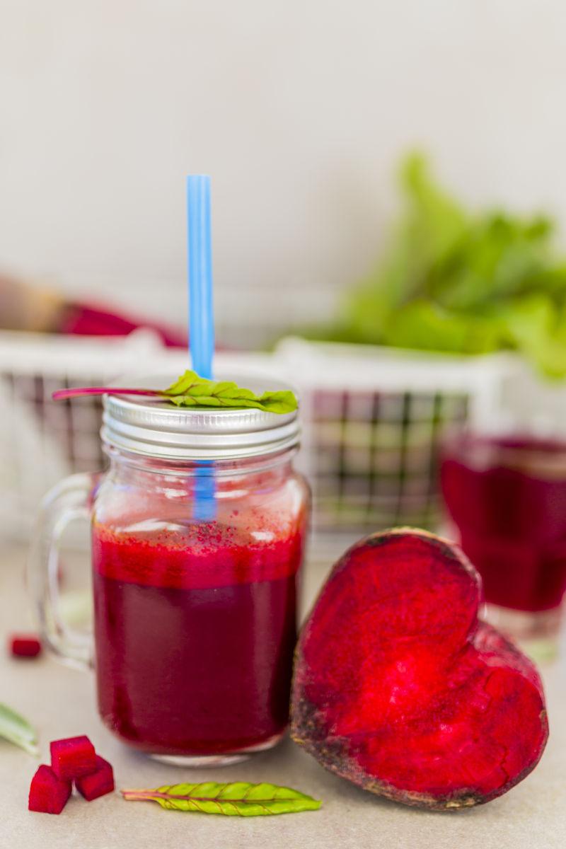 红色蔬菜水果冰沙