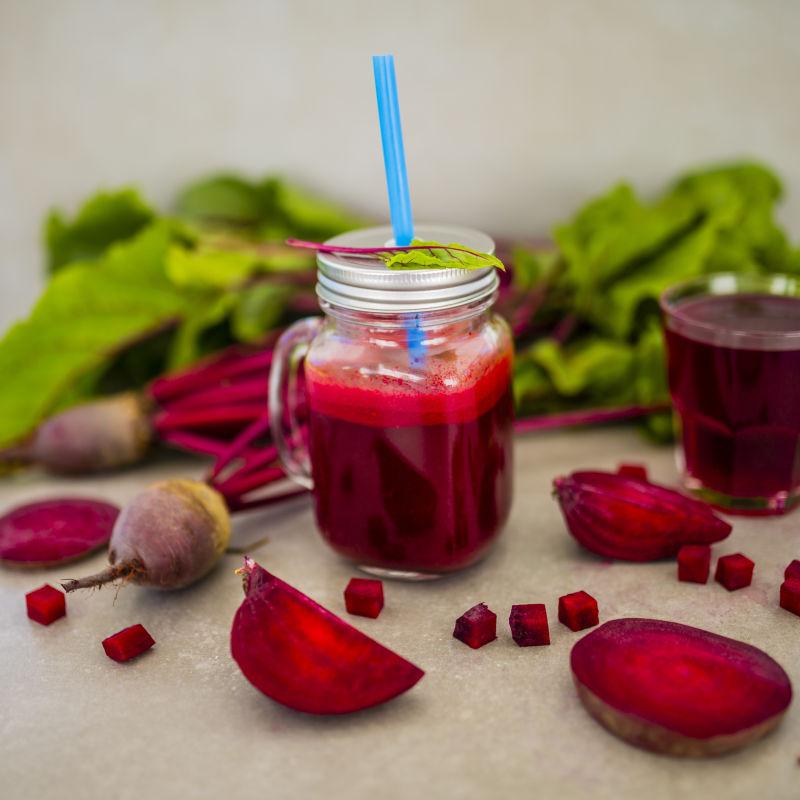 桌上的红萝卜和美味的冰沙