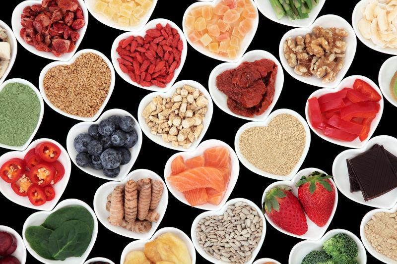 黑色背景前摆放整齐的健康食材