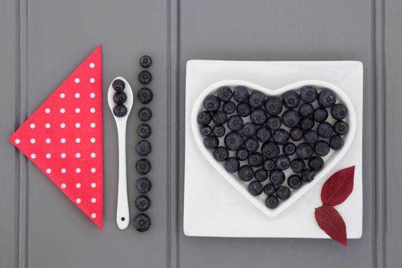 摆放整齐的蓝莓