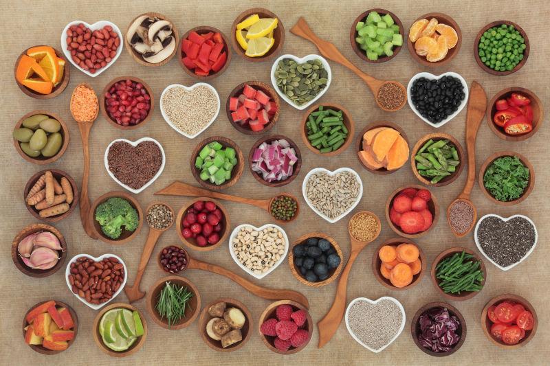 小木碗里的各种健康食材