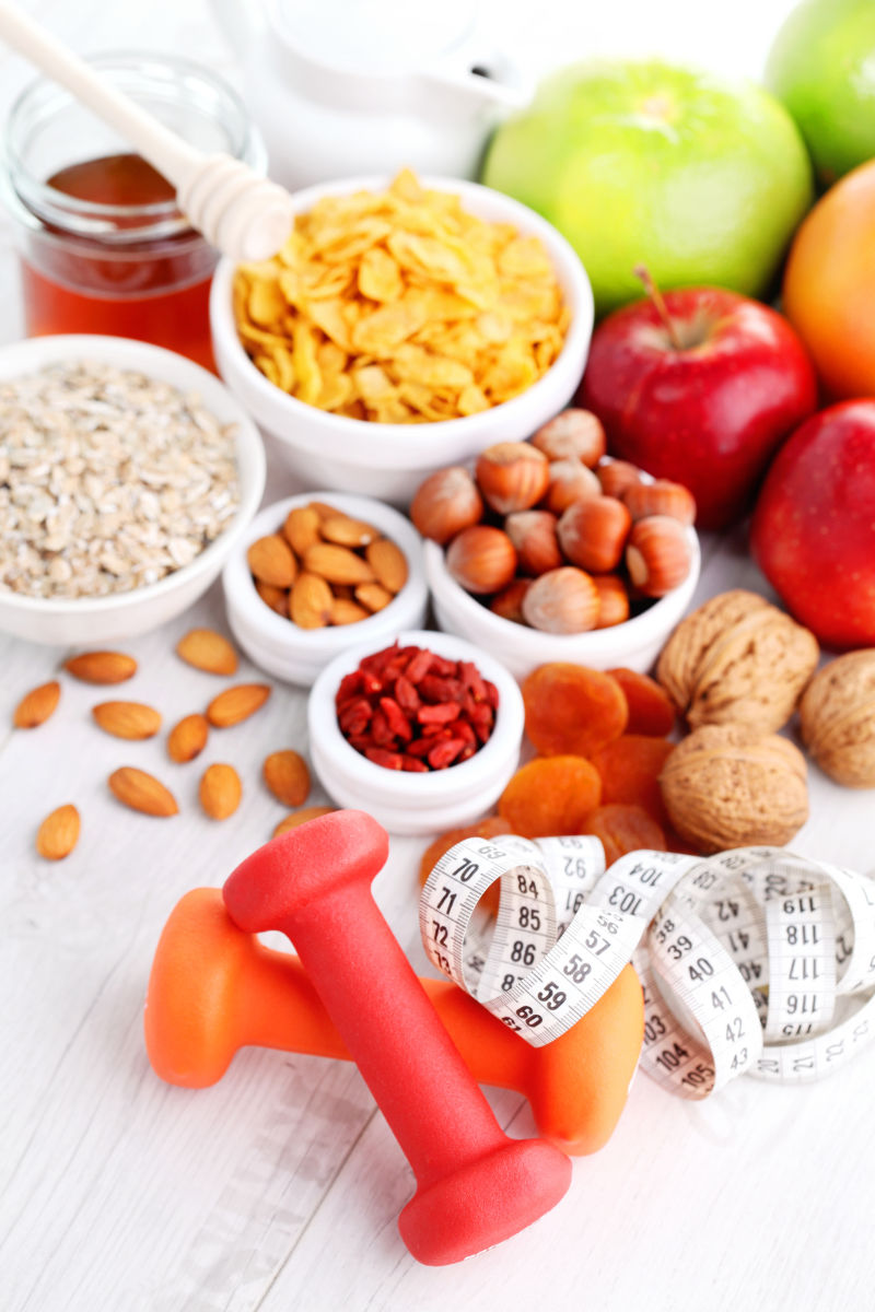 桌上的皮尺谷类食物和水果