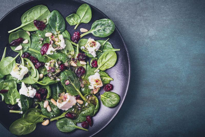 与羊奶酪和松子spinatsalat