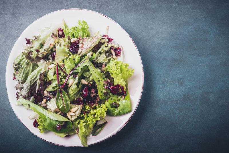 混合生菜和小红莓