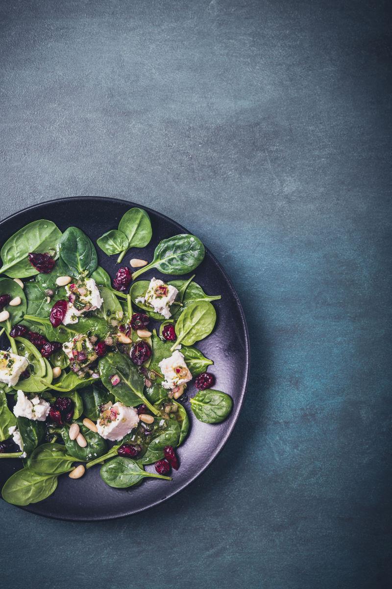 小红莓spinatsalat和羊奶酪