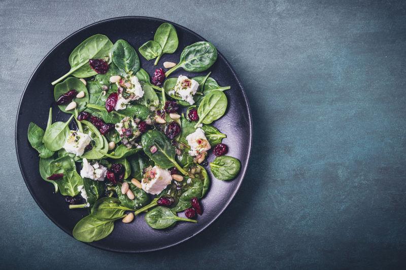 spinatsalat和羊奶酪沙拉