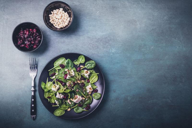 小红莓与羊奶酪和松子spinatsalat