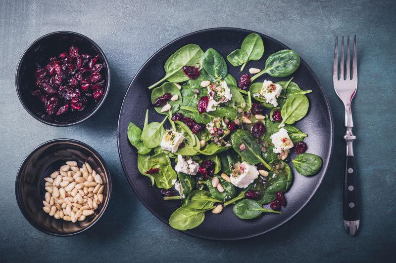 spinatsalat和羊奶酪