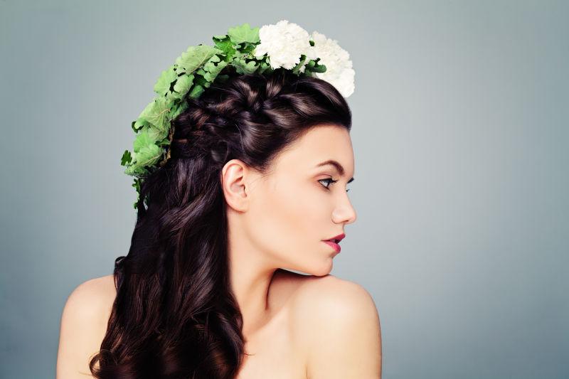 头戴白色花环的美女
