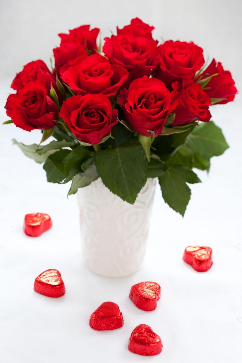 白色背景中的红色花束和心形装饰