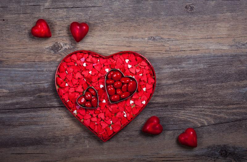 木制背景中情人节糖果和礼物