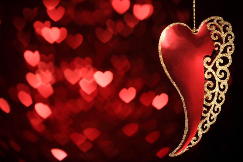 心形装饰中的情人节礼物