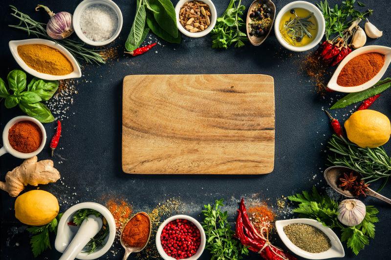 黑石背景上的烹饪辣椒和调料