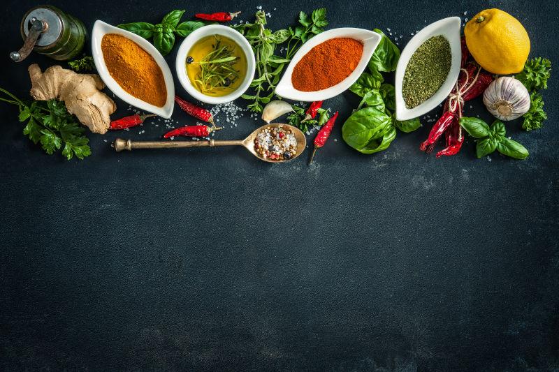 黑石背景上的烹饪配料