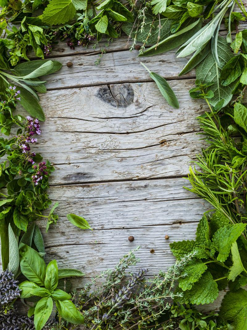 旧木板上的草药