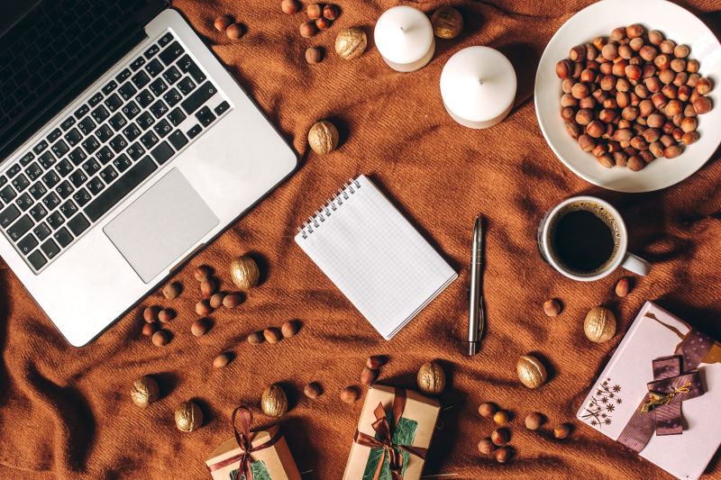 棕色布料上的笔记本电脑礼品咖啡坚果蜡烛