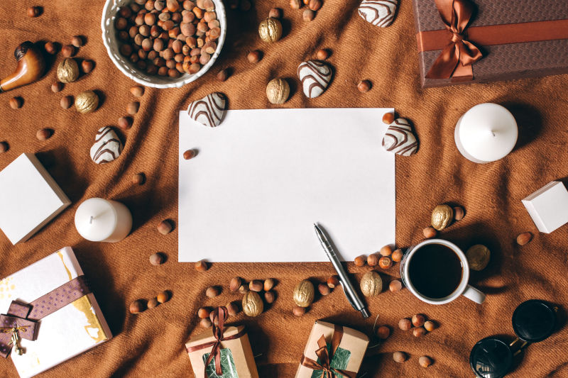 棕色麻布上的坚果咖啡礼品钢笔蜡烛