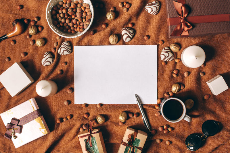 棕色麻布上的笔记本电脑礼品坚果咖啡