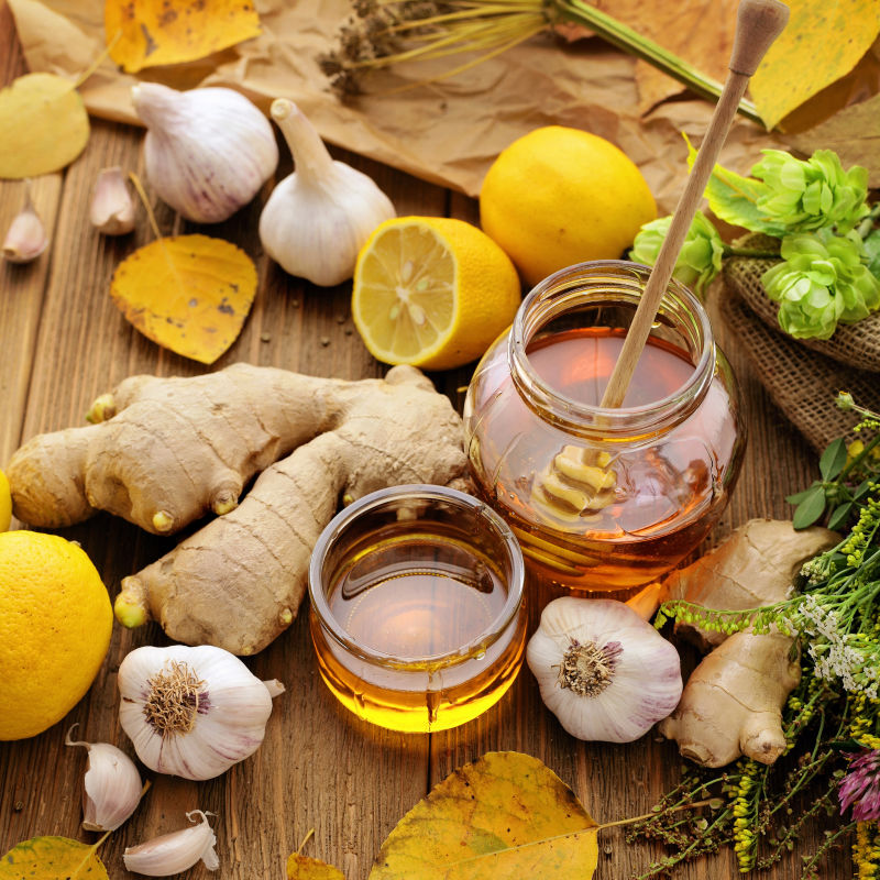 桌子上的蜂蜜和柠檬生姜大蒜