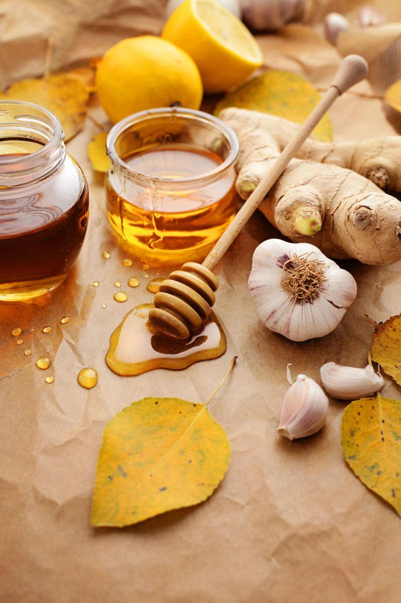 桌子上的蜂蜜柠檬和各种食材