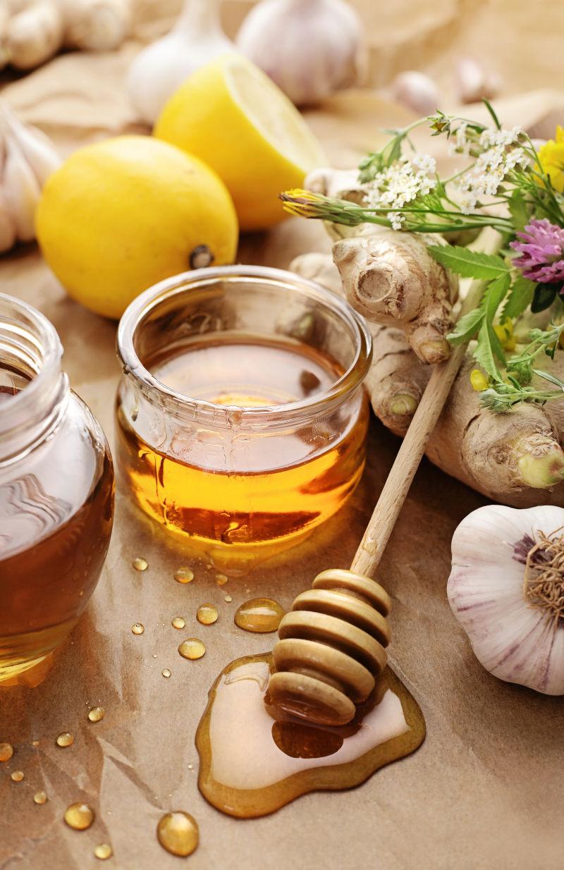 桌子上的蜂蜜和其他食物