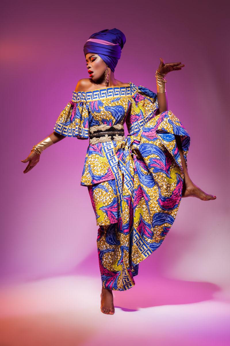 服装的非洲女人