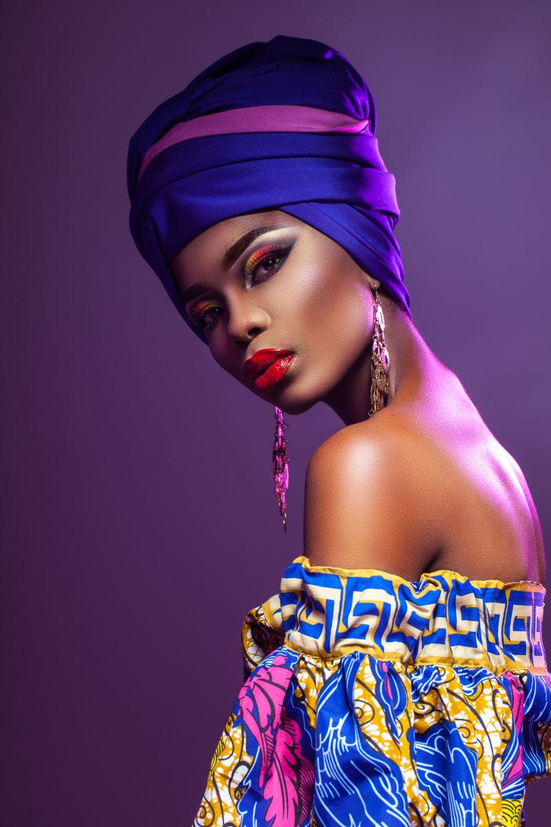 非洲化着浓妆的美女模特