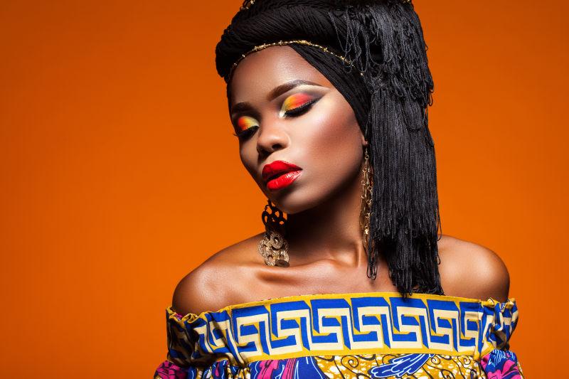 橙色背景下的浓妆艳抹的非洲女人