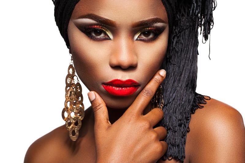 白色背景上拥有明亮的化妆的非美女