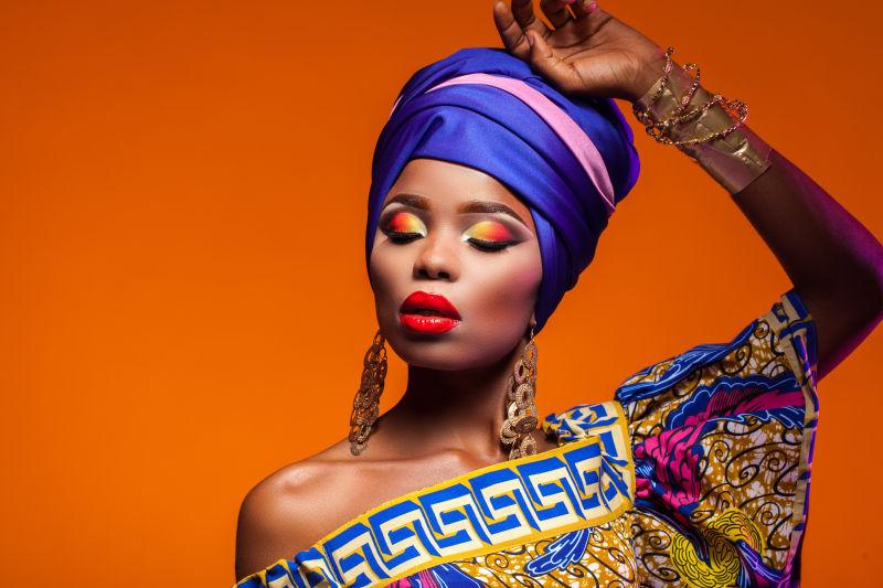 橙色背景下的完美妆容的非洲美女