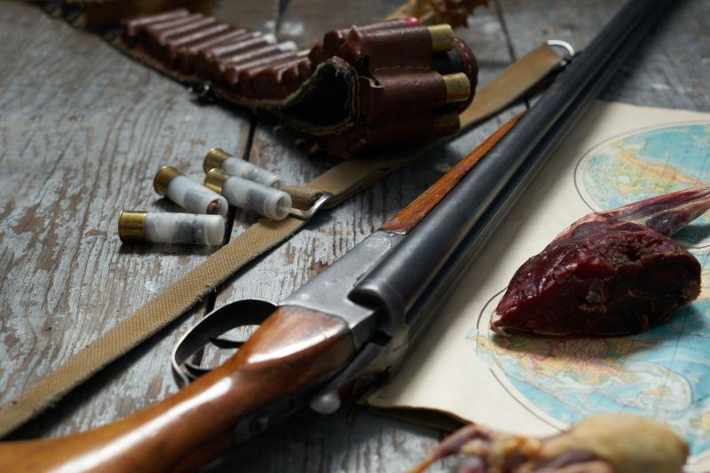 旧木背景上的狩猎设备