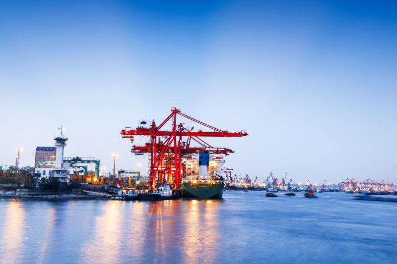 夜间的工业集装箱货运港口