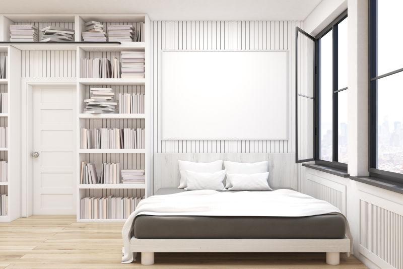 卧室书架旁边有一扇门和一张大床