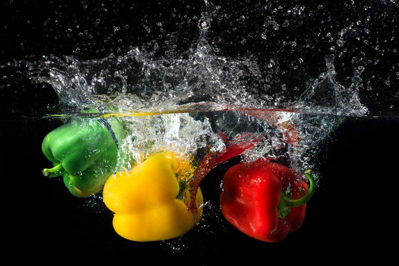辣椒在水中飞溅