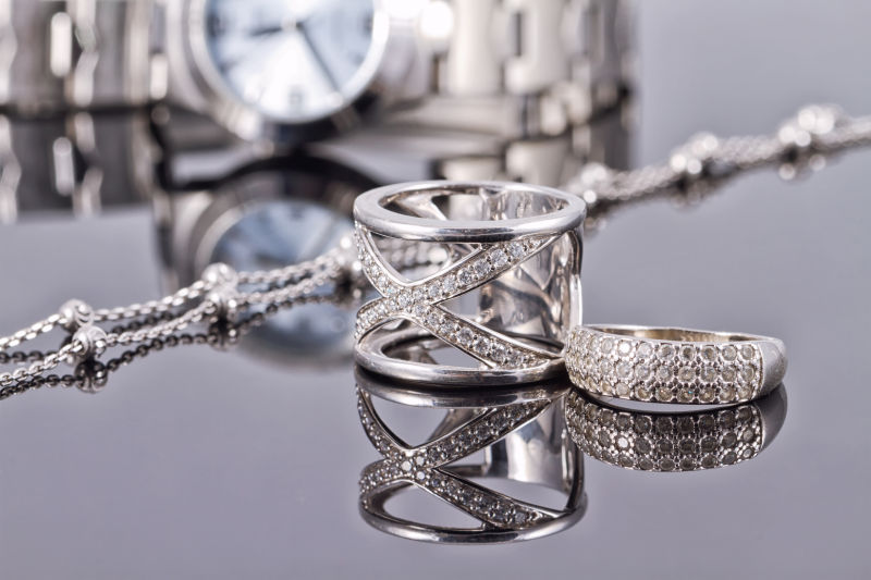 玻璃桌子上的项链钻石和手表