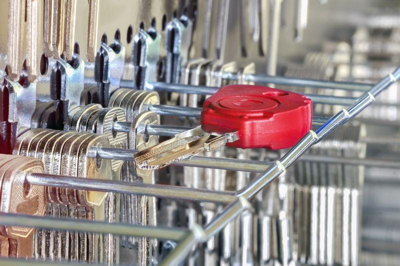 车间特殊墙壁上的空白钥匙