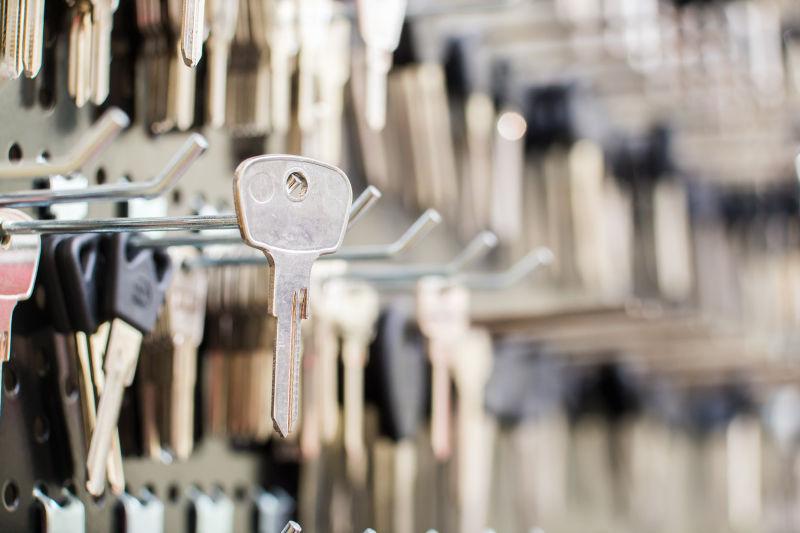 墙壁上的空白钥匙