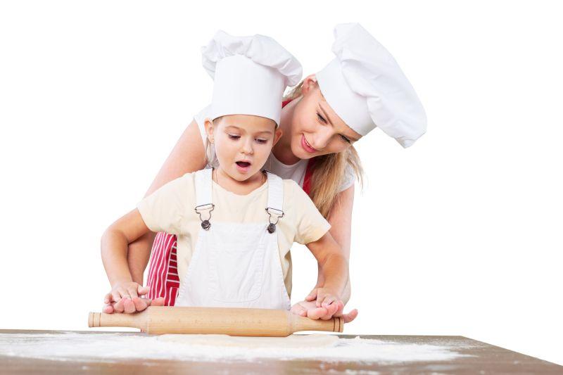 母女快乐的在厨房里做饭