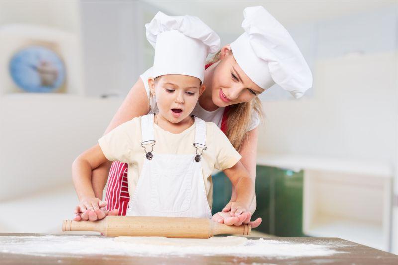 母女一起制作糕点